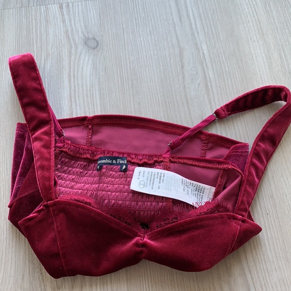 Abercrombie & Fitch - Picture 3 of 3